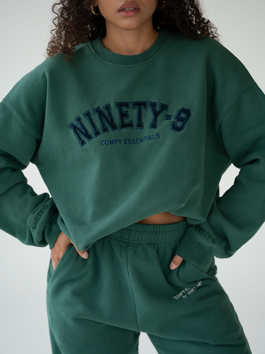 SET - ESSENTIALS - COLLEGE SWEATER AND SWEATPANTS • FOREST GREEN