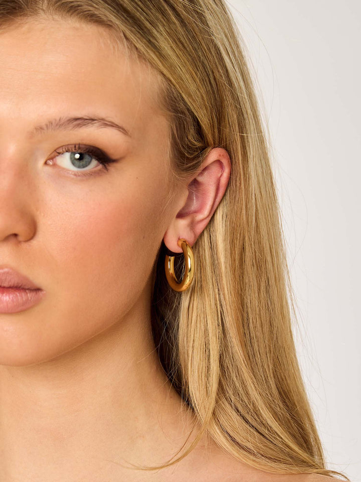 STAPLE Hoops Medium • Color: 18K Yellow Gold