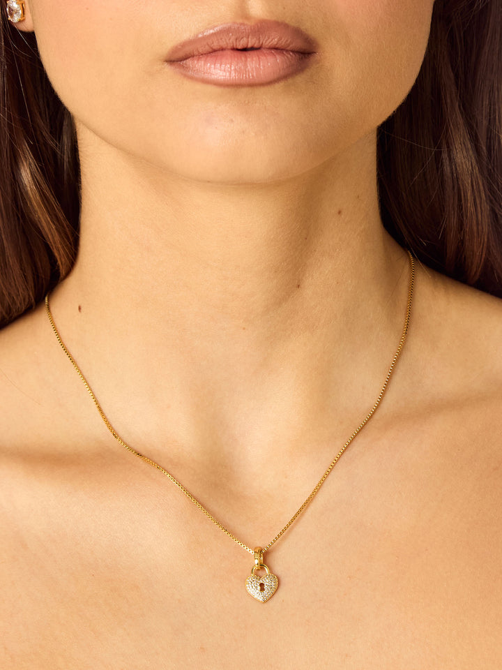 SPARKLE LOCKED HEART - Charm • Color: 18K Yellow Gold