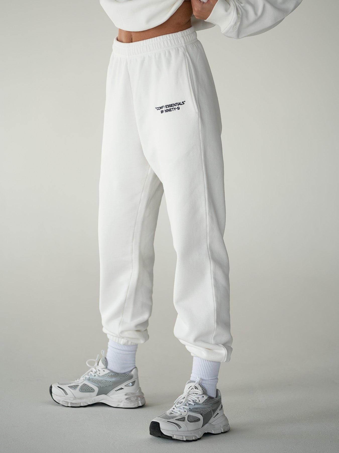 Essentials off outlets white crewneck & loung pants (XS)