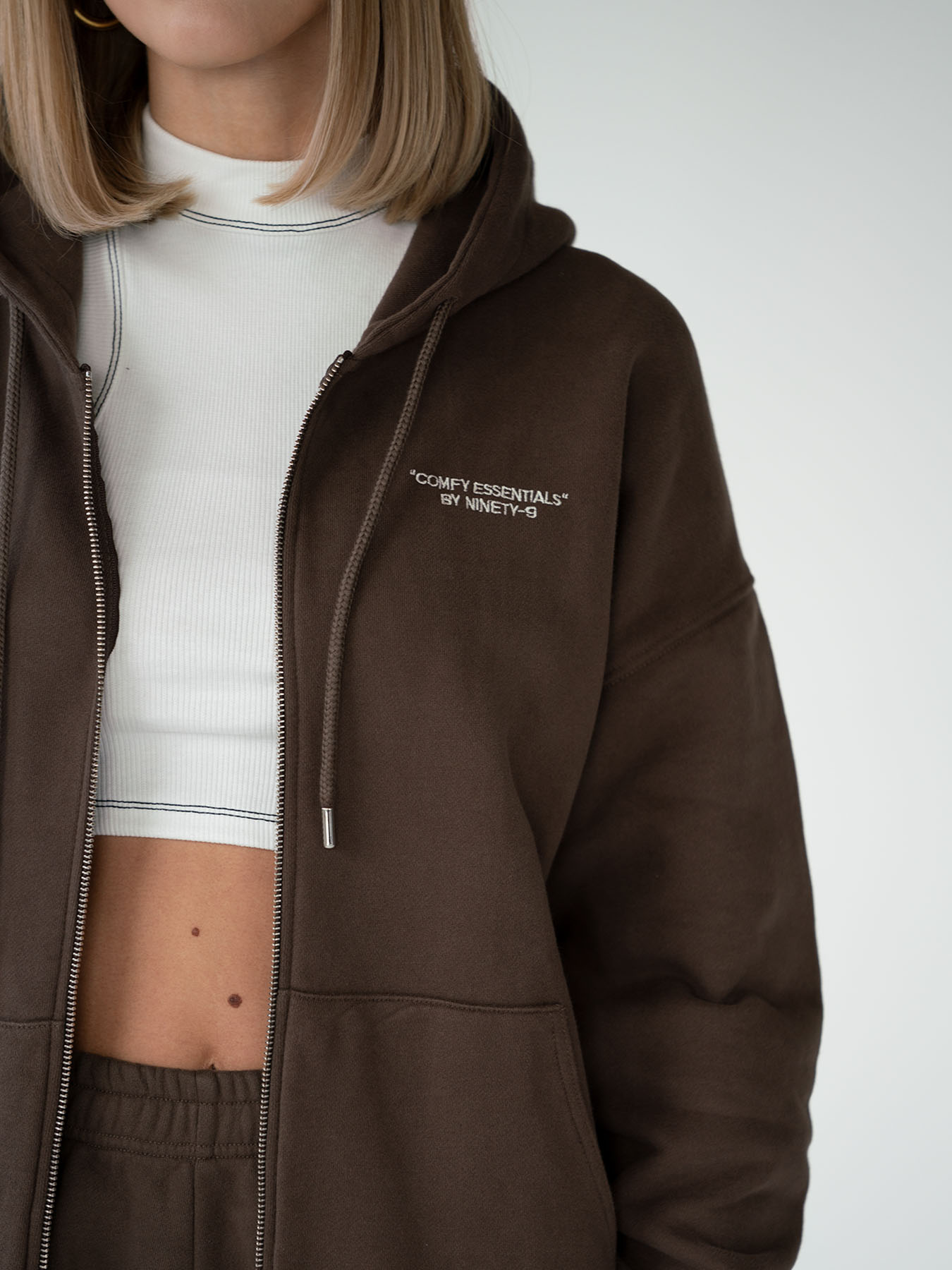 NINETY NINETY ジップアップパーカー ブラウン ESSENTIALS - Zipper Hoodie • Brown – NINETY-9